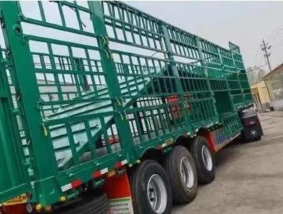 판매 가축 농장 동물을위한 3 축 20-40tons 높은 울타리 반 트레일러