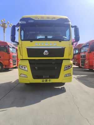 4X2 6X4 수동 또는 자동 변속기와 함께 사용 된 Sinotruk Sitract 트랙터 트럭